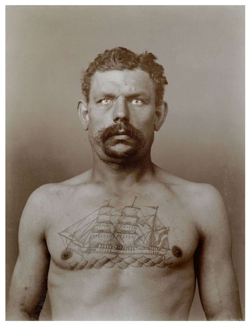 纹身的男子，c.1898 作者 不明