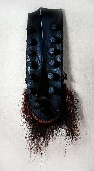 Oubi面具（木材和纤维） 作者 非洲人