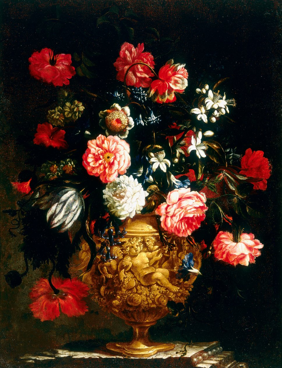 由鲜花装饰的花瓶，由一位匿名画家 作者 不明