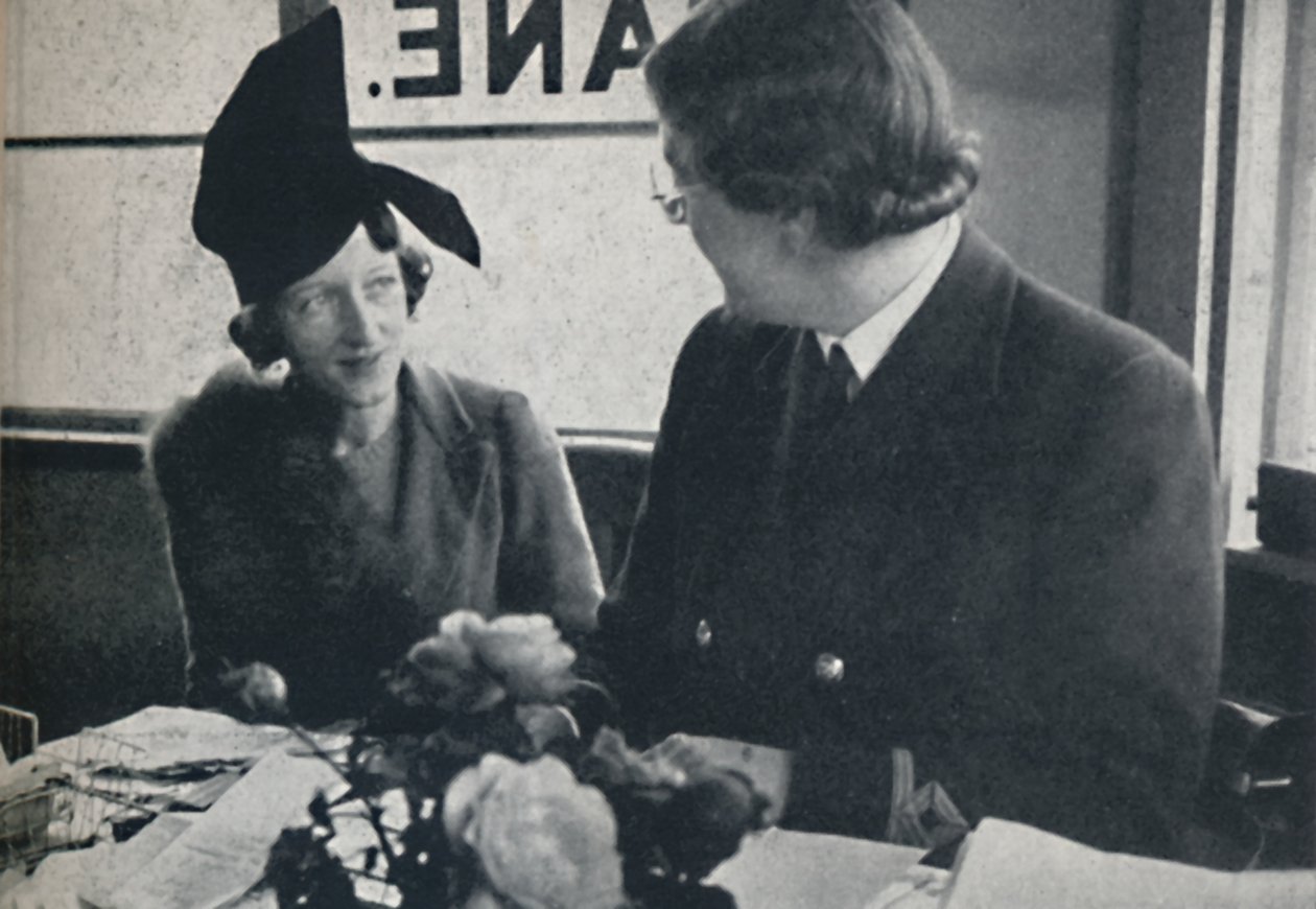 很快便有了另一顶帽子，1941年 作者 塞西尔·比顿（Cecil Beaton）