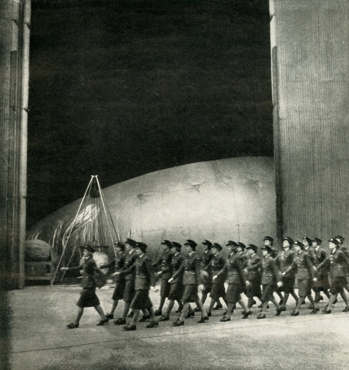 在气球中心，c1943。 作者 塞西尔·比顿（Cecil Beaton）