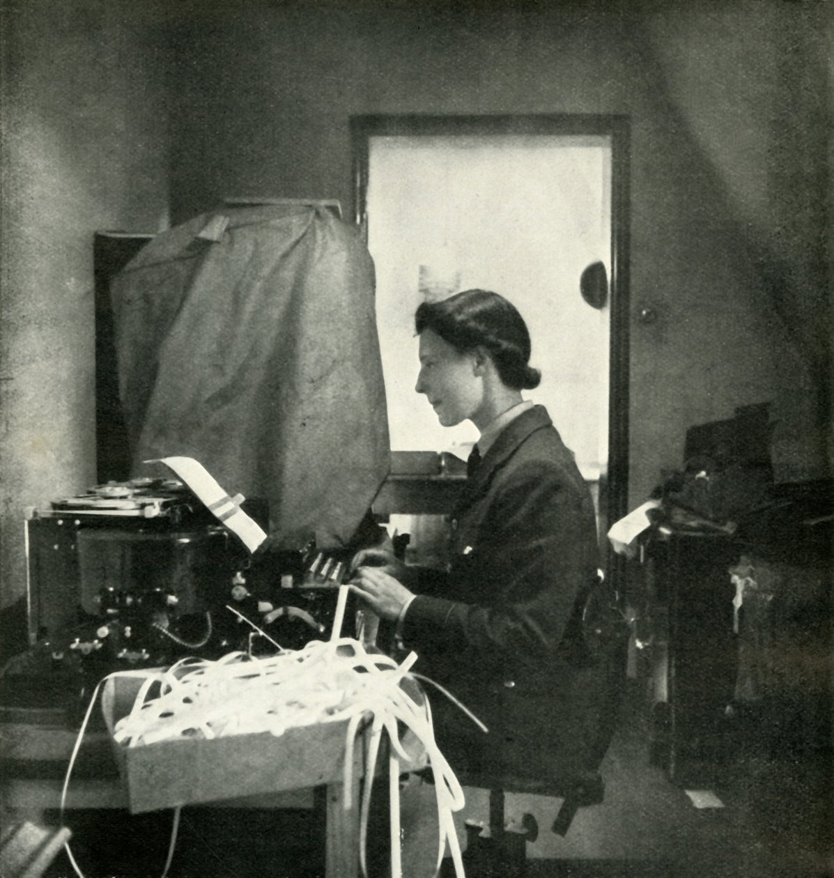 代码和密码官，c1943。 作者 塞西尔·比顿（Cecil Beaton）