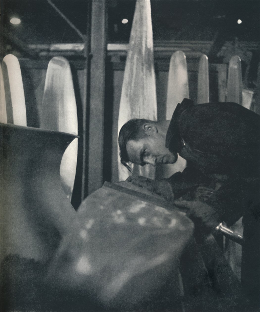 测量螺旋桨叶片，1941年 作者 塞西尔·比顿（Cecil Beaton）