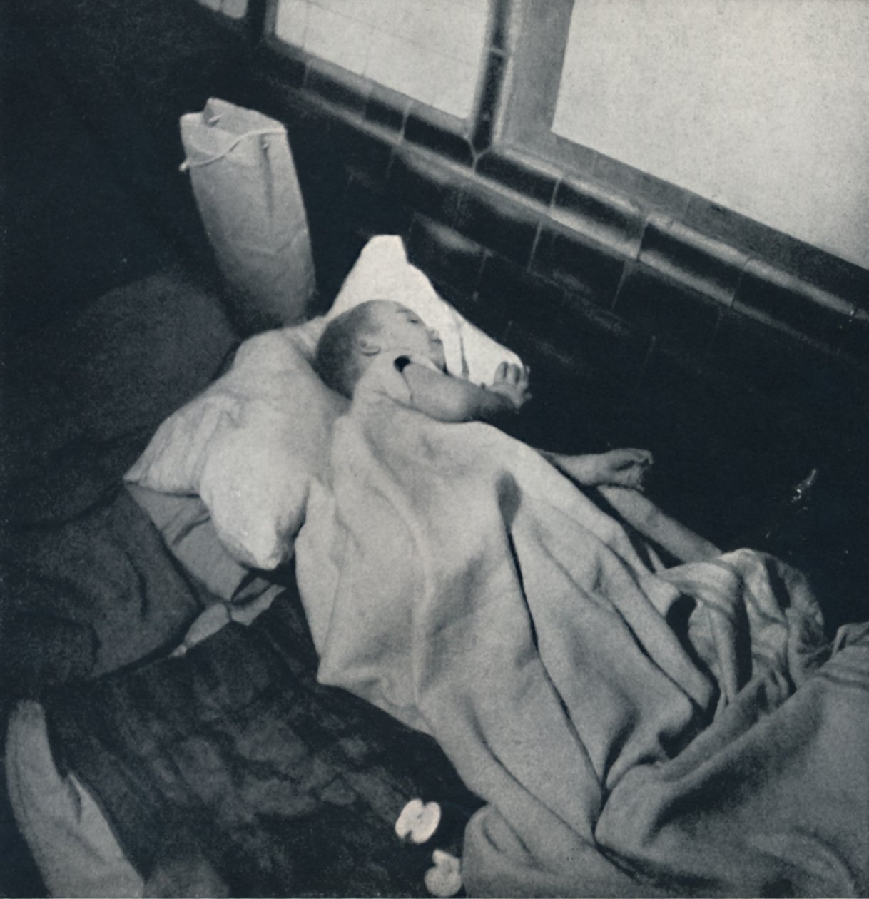 熟睡的婴儿，1941年 作者 塞西尔·比顿（Cecil Beaton）