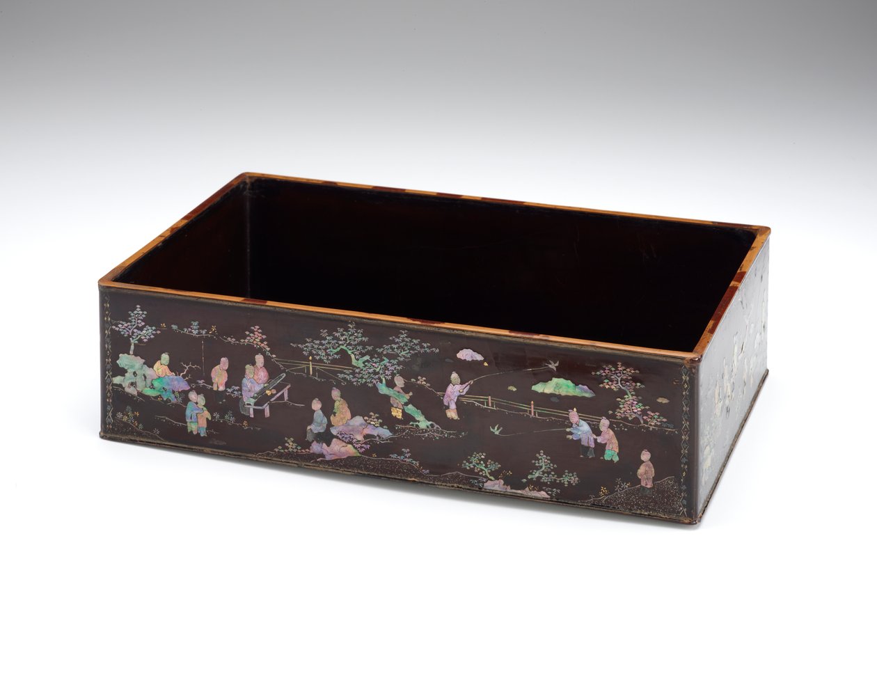 Deep tray 作者 中文学校