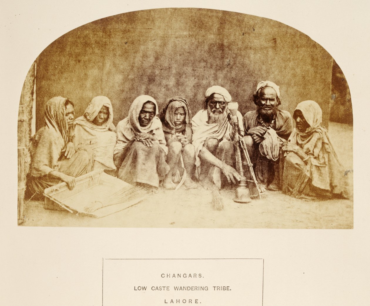 Changars，Low Caste Wandering Tribe，Lahore，来自印度人民，由J. Forbes Watson出版，1868年出版（蛋白印刷品） 作者 英国摄影师