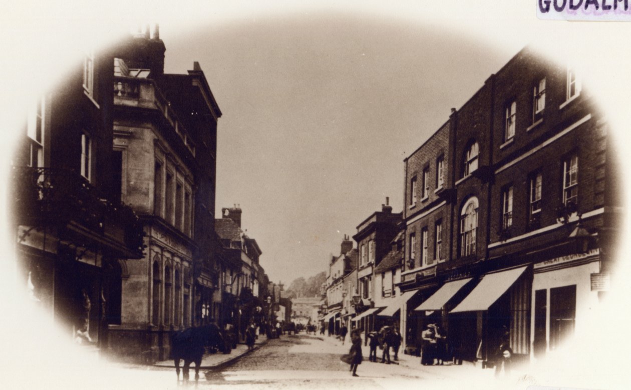 Godalming High Street，Surrey，c.1900（sepia photo） 作者 英国摄影师