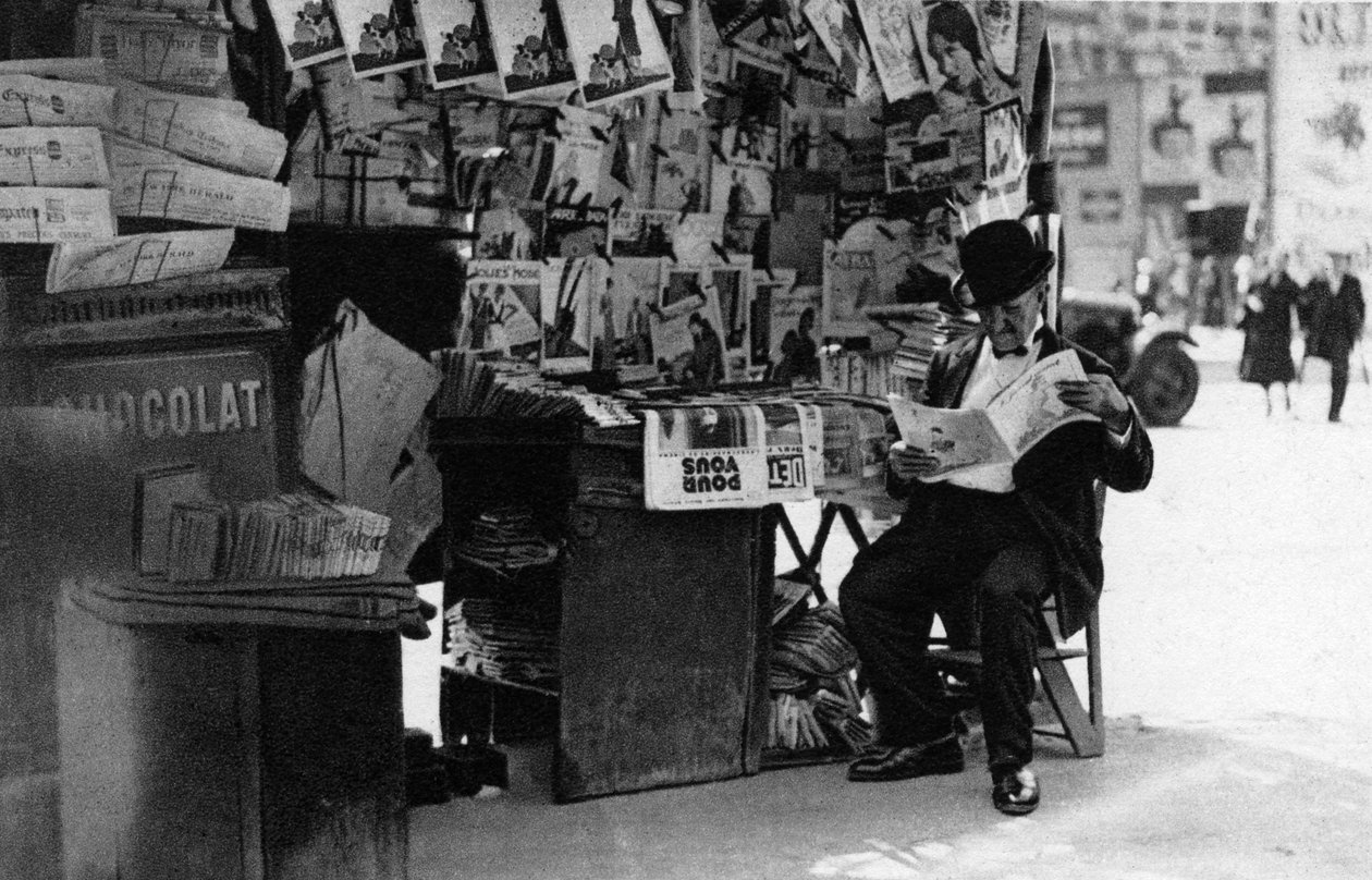 报摊，巴黎，1931年。 作者 欧内斯特·弗拉马里翁