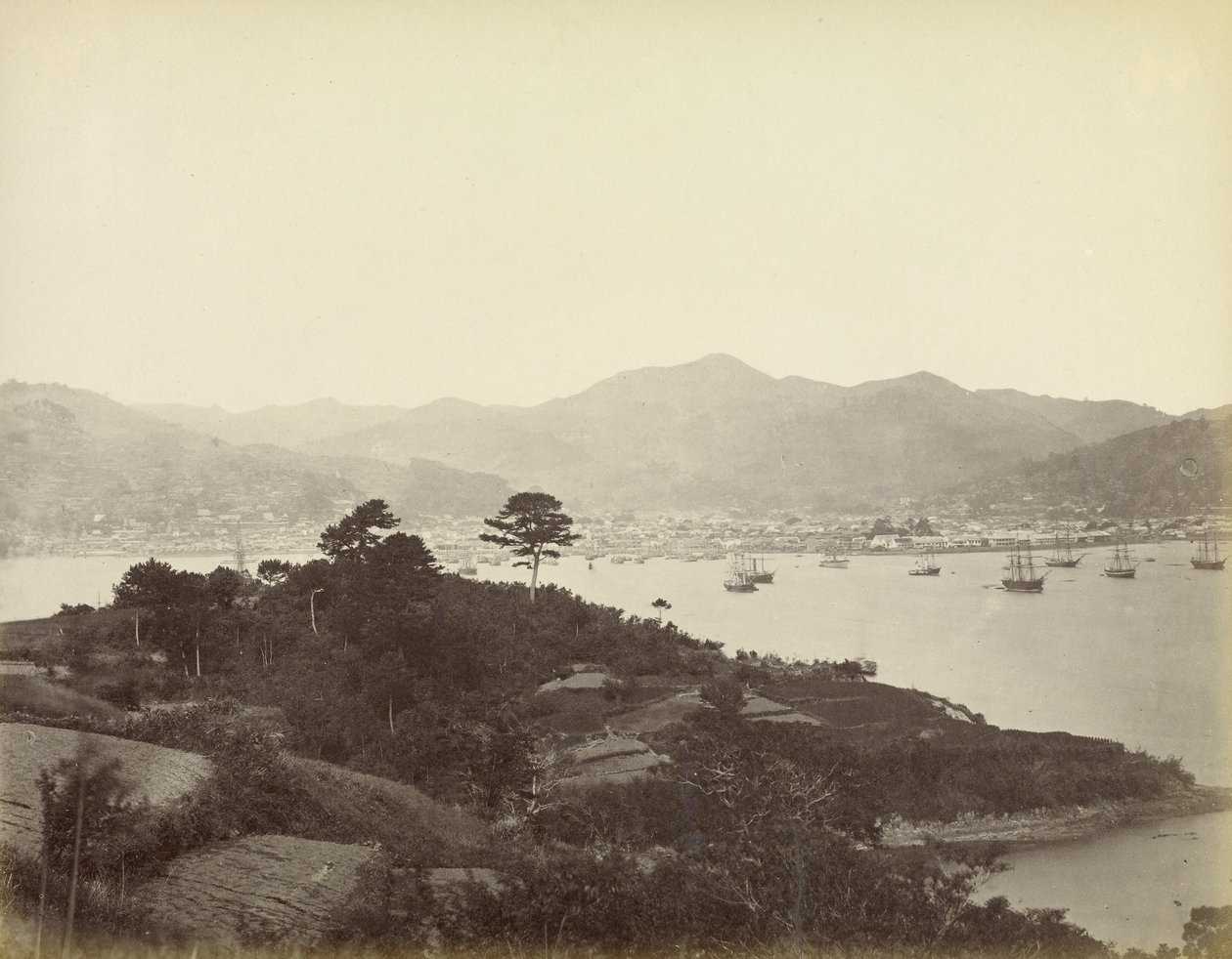 长崎，对面山上的风景 作者 菲利斯·比托（Felice Beato）