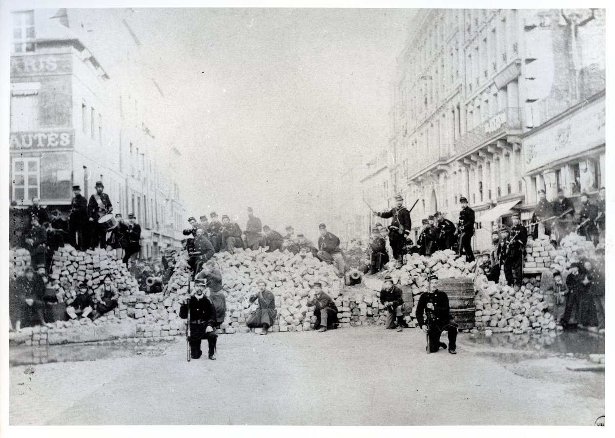 1871年3月18日在巴黎公社期间在Charonne街上的街垒 作者 法国摄影师