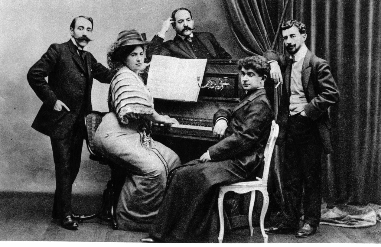 阿帕奇成员的集体照片 - （L至R）Ricardo Vines，Madame和Monsieur Robert Mortier，Abbe Leonce Petit和Maurice Ravel，c.1900 作者 法国摄影师