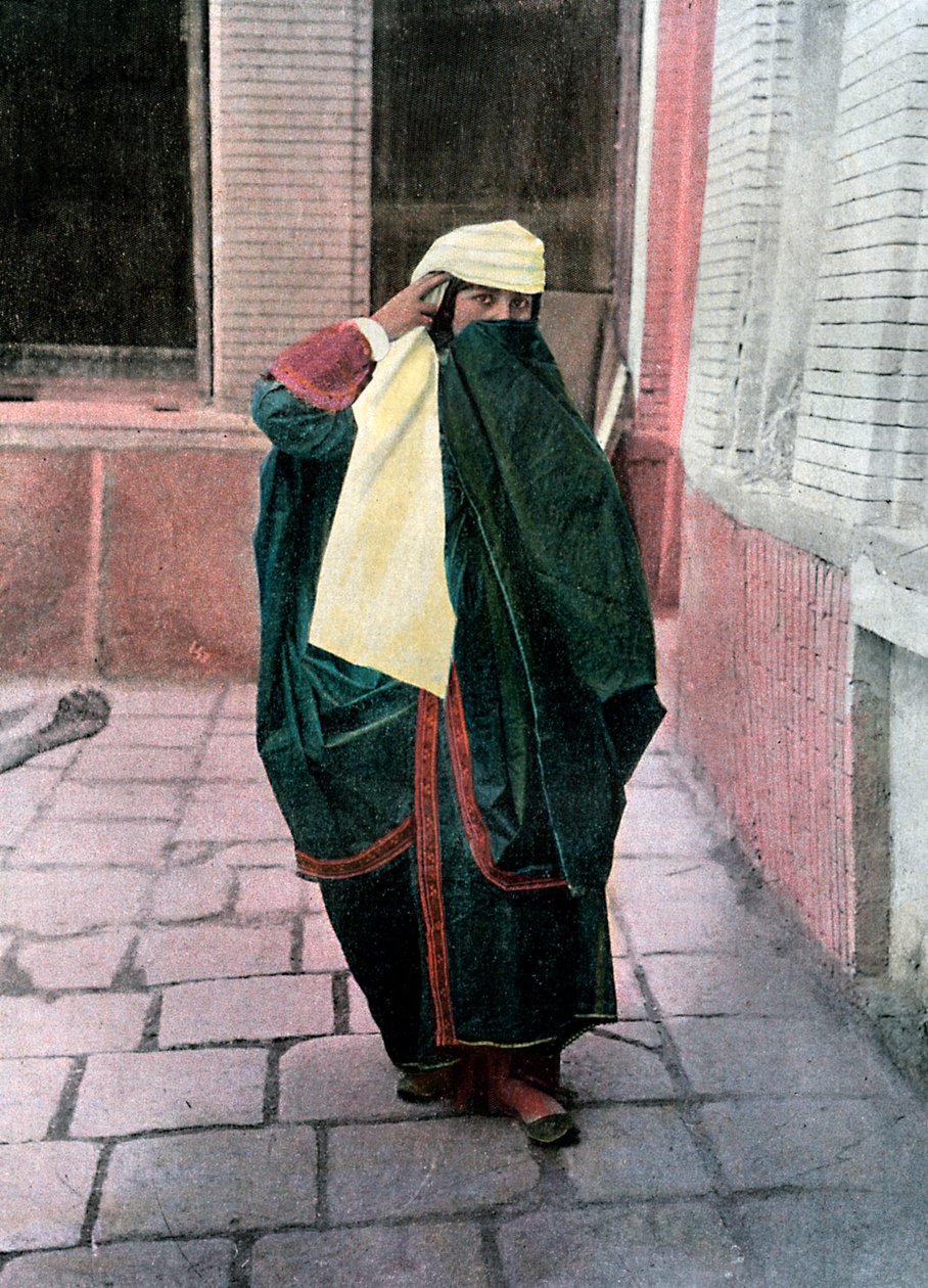 身穿传统服装的波斯妇女，c1890年。 作者 吉洛特