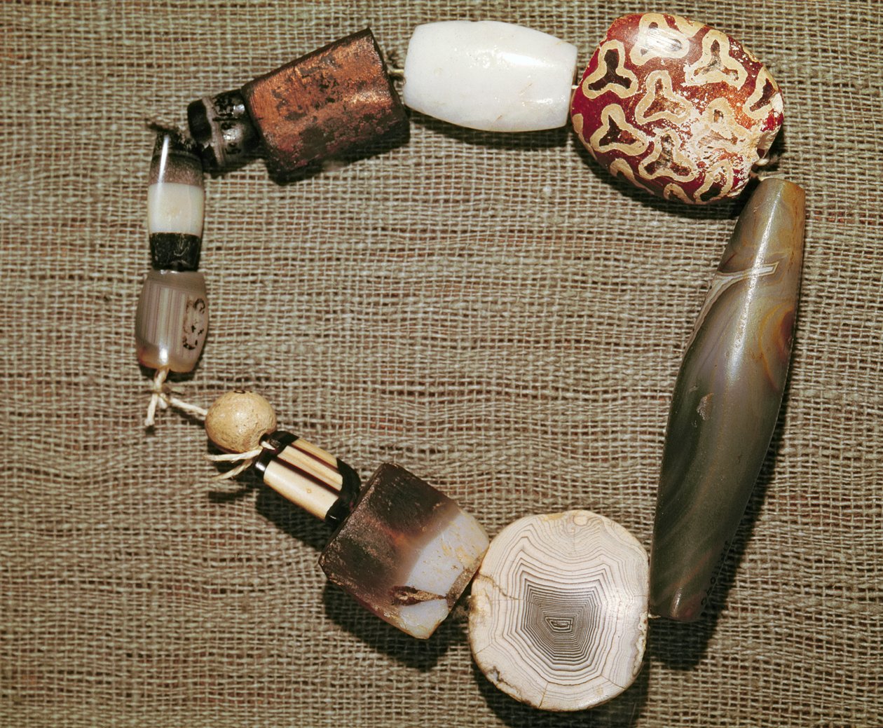 手镯，来自Mohenjo-Daro，印度河谷，巴基斯坦，公元前3000年（抛光石） 作者 哈拉潘
