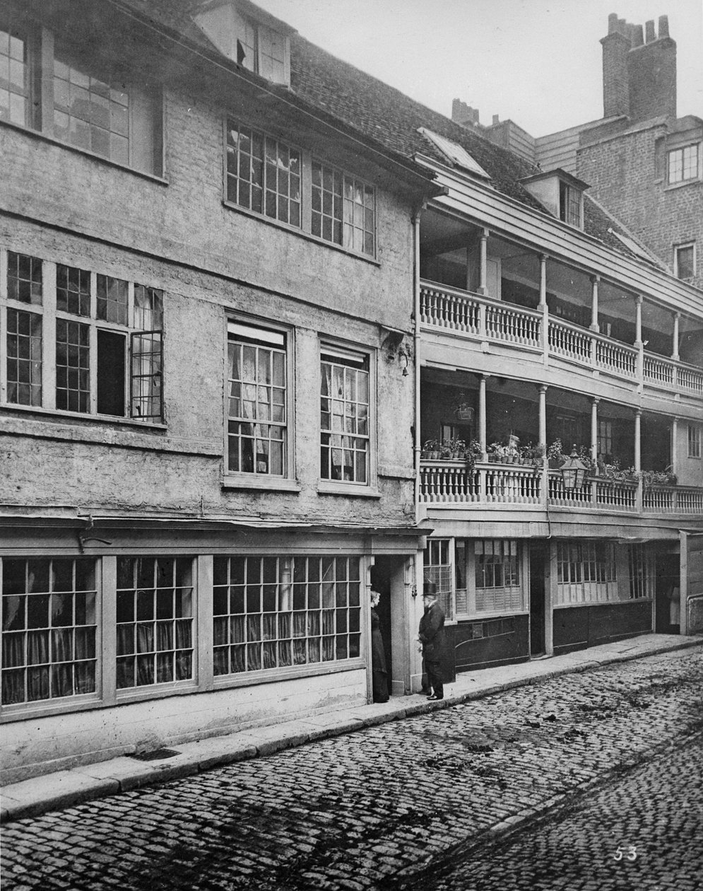 乔治Inn Yard，Southwark，c.1881 作者 亨利·迪克森