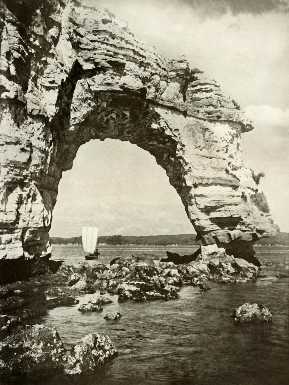 1910年在松岛的破旧拱门。 作者 赫伯特·庞廷