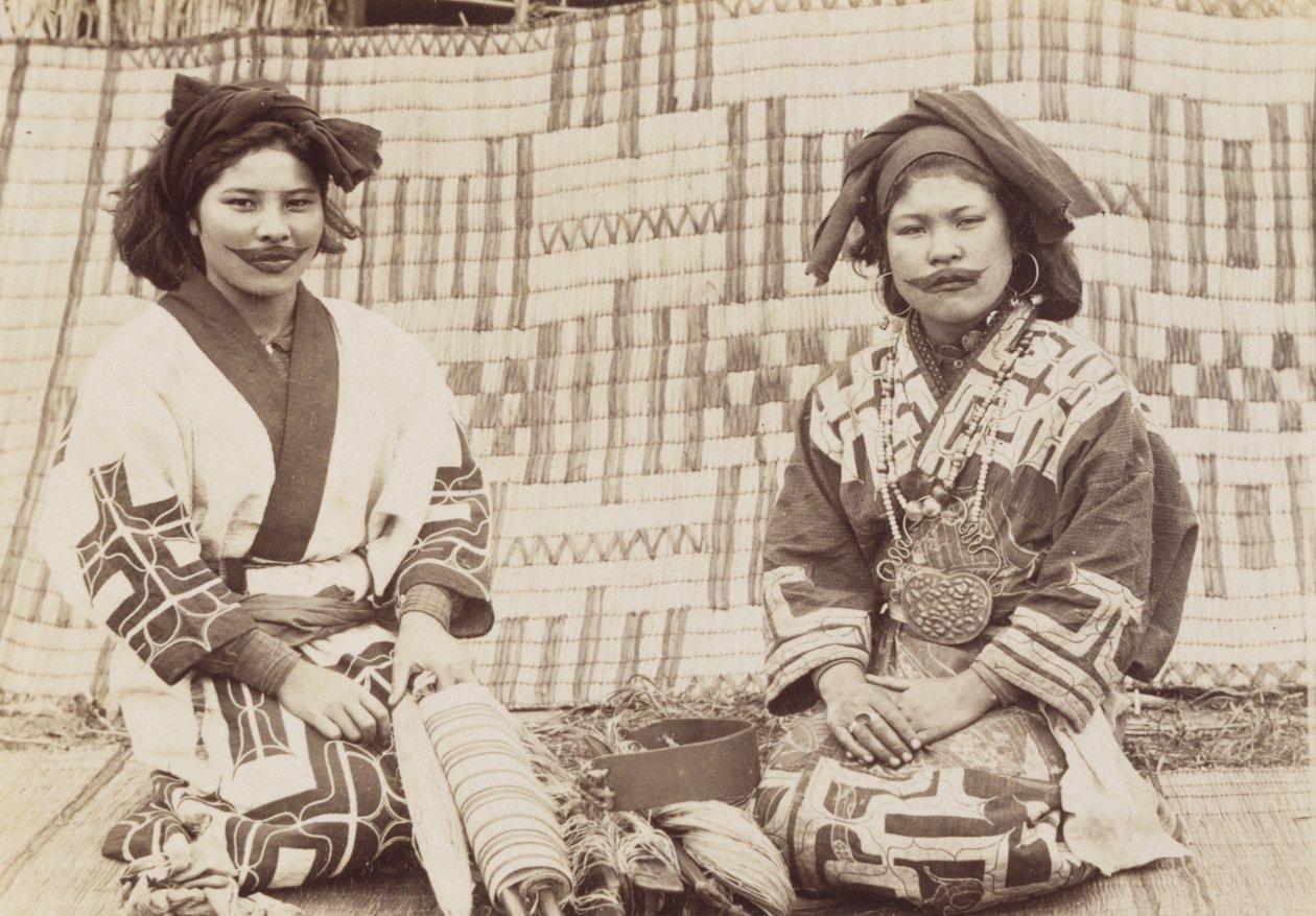 阿伊努妇女，1890年代（明胶银印） 作者 田本健三