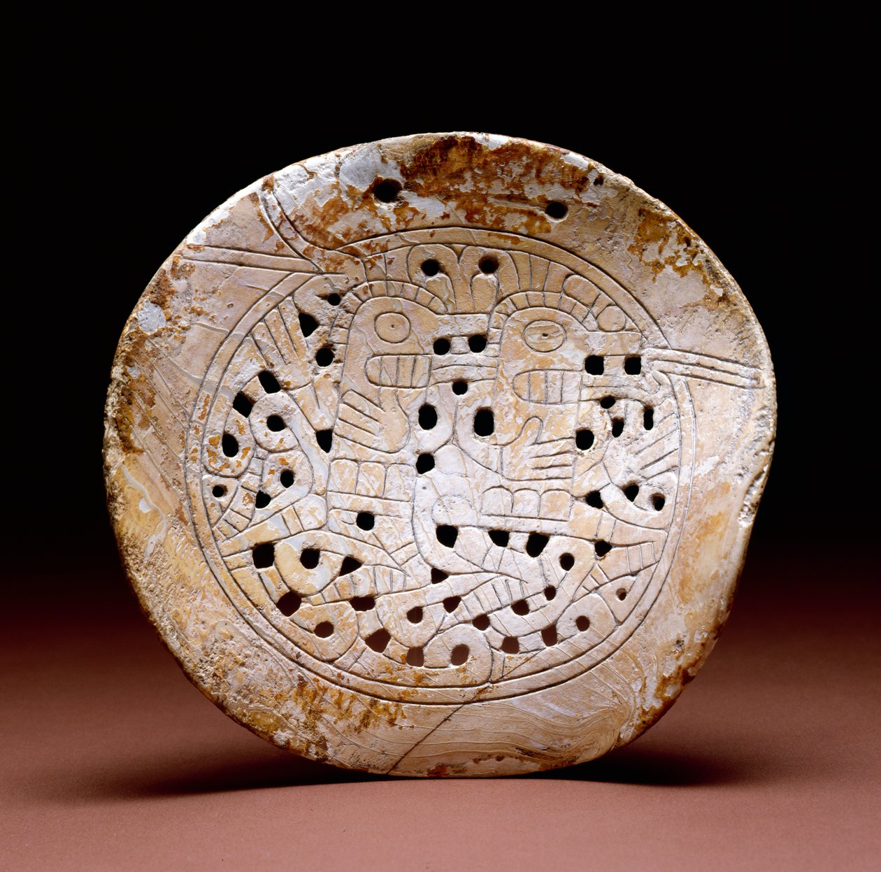 Shell gorget，达拉斯阶段，1300-1500（海洋壳） 作者 密西西比文化