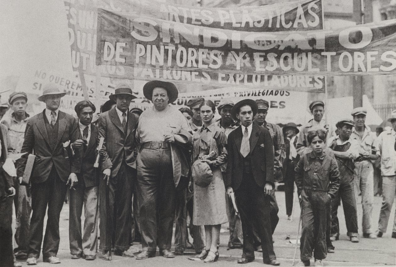 1929年5月1日，墨西哥城五一节游行中的Diego Rivera和Frida Kahlo 作者 蒂娜·莫多蒂