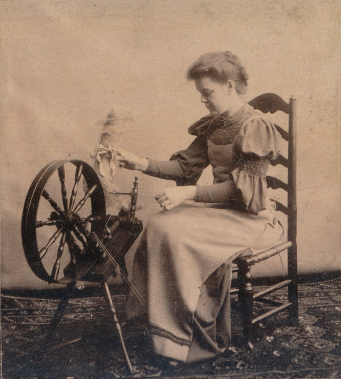 一位女士在纺车c1900 作者 不明