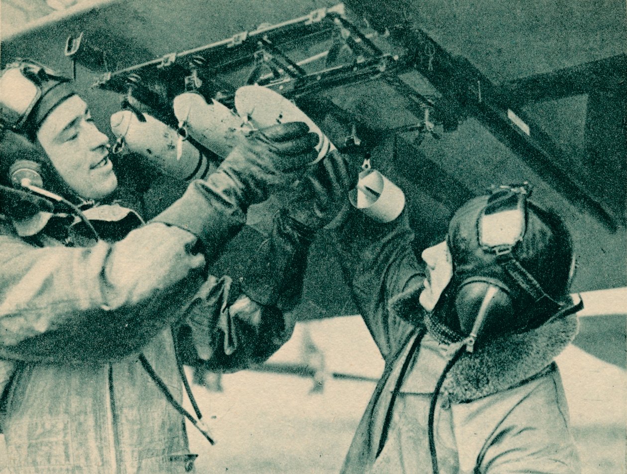 空中观察员接受轰炸训练，1940年 作者 不明