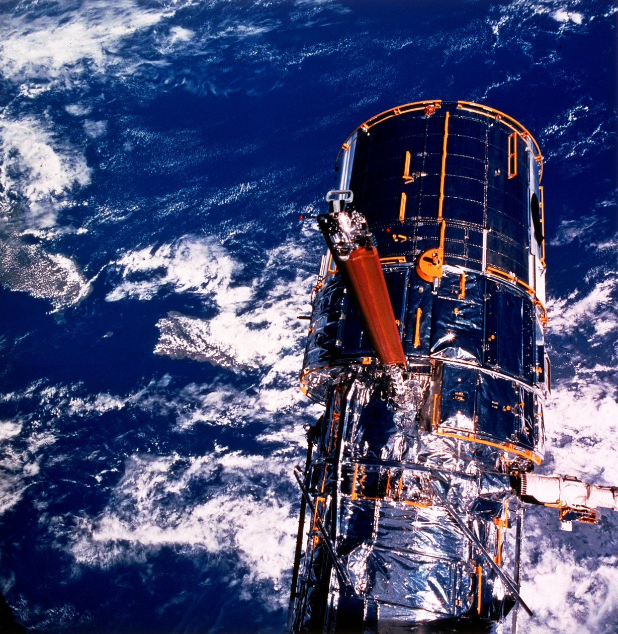 哈勃太空望远镜在地球上方 作者 不明