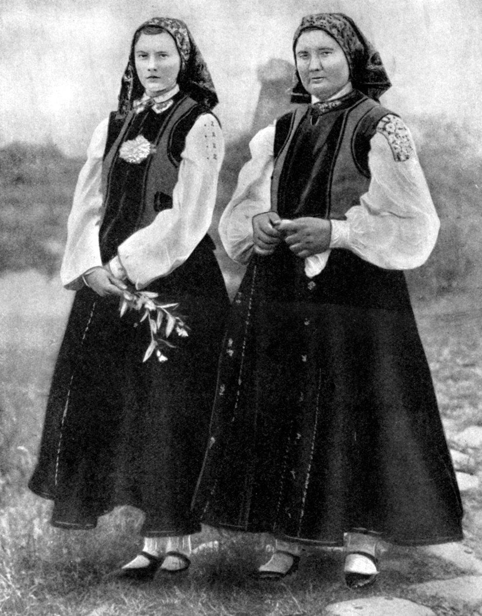 拉脱维亚传统服饰的妇女，1936年 作者 不明