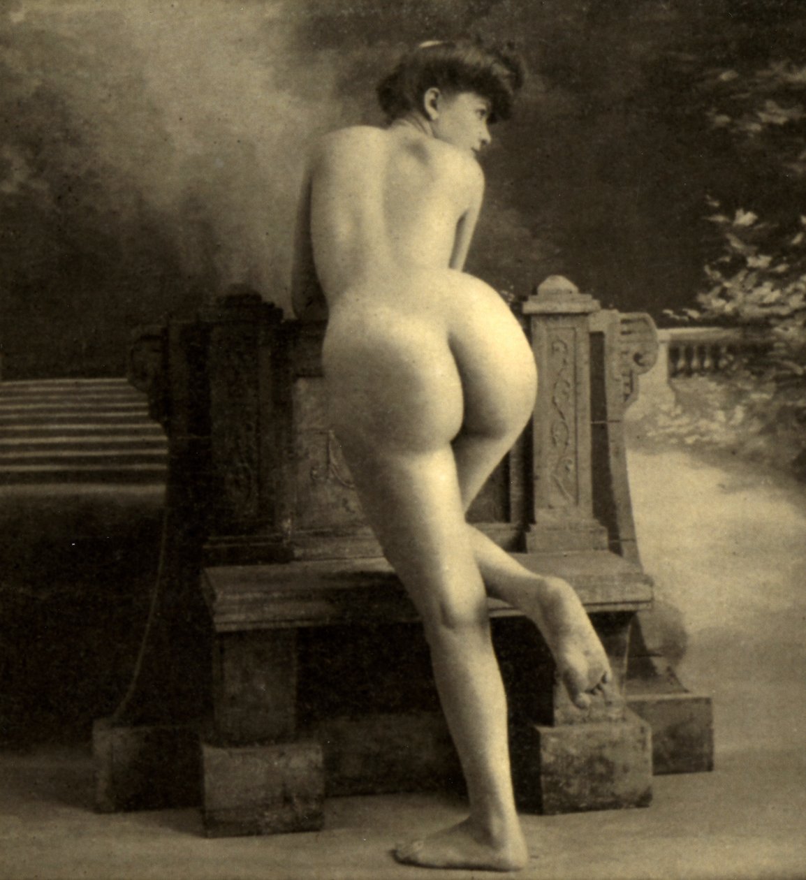 女裸体，c.1900（棕褐色照片） 作者 不明