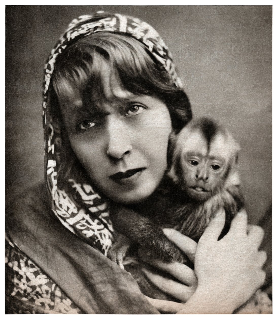 与一只小猴子一起的Mistinguett 作者 . .