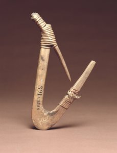 Halibut Hook，c.1800（木和云杉根）