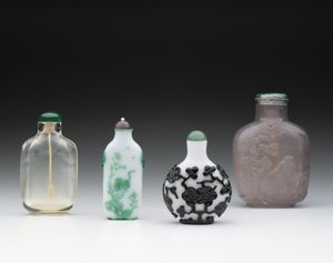 一组鼻烟盒，中文，18-19号（玻璃）